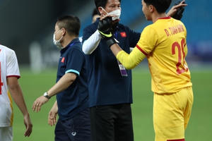 HLV Đinh Thế Nam ngăn tuyển thủ U23 ôm nhau ăn mừng: Lí do là gì?