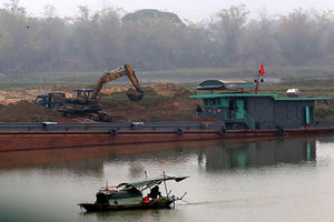 Bắc Ninh 'kêu cứu' vì sông Cầu không cạn vẫn bị nạo vét cát
