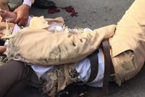 Hà Nội: Nam thanh niên điên cuồng điều khiển xe máy đâm trực diện CSGT