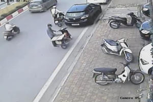 Hà Nội: "Nhảy" xe SH bất thành, chạy thục mạng thoát thân