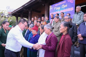 Chủ tịch Hội Nhà báo Việt Nam tặng quà cho các đối tượng chính sách tại huyện Đô Lương