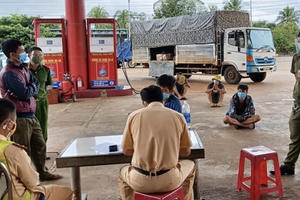 Tài xế xe "luồng xanh" chở chui 5 người trên cabin