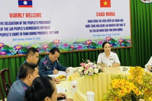Đoàn cán bộ, kiểm sát viên Lào nghiên cứu thực tế tại Bình Dương