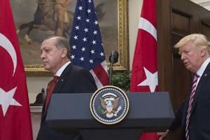 Ngoài cuộc vạ lây