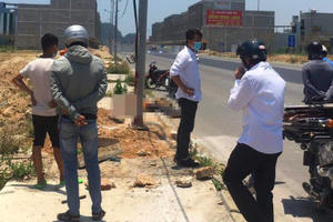 Bàng hoàng phát hiện thi thể người đàn ông ngoại quốc bên vệ đường với vết cắt ở cổ