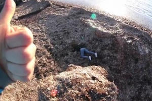 [Clip]: Cô gái bị bạn trai đẩy ngã khi ‘Nắm tay nhau đi khắp thế gian’