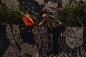 Hà Nội: Người dân vượt rào trái phép tại khu phong tỏa