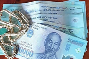 Lợi dụng hàng xóm đi vắng, lẻn vào nhà trộm tiền vàng