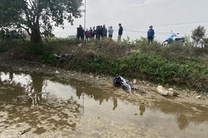 Hà Nam: Phát hiện thi thể nam thanh niên dưới mương nước cạn