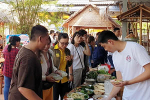 Khách ùn ùn kéo đến làng bột Sa Đéc, bánh làm không kịp bán