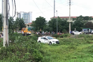 Sau cú va chạm kinh hoàng với xe tải, xe con bay xuống ruộng