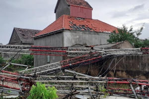 Lốc xoáy kinh hoàng “hạ gục” cột viễn thông, khiến cả trăm nhà dân hư hỏng