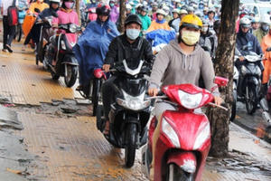 Đi xe máy trên vỉa hè bị phạt đến 1,2 triệu đồng