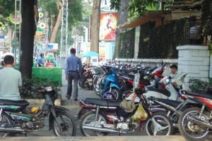 Vỉa hè quận 1 'đâu lại vào đấy' sau những ngày ra quân rầm rộ