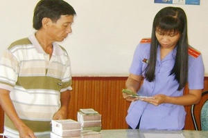 Trách nhiệm hoàn trả của công chức chưa xứng tiền nhà nước bồi thường