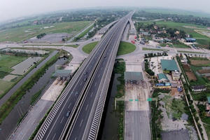 1 km đường cao tốc Bắc - Nam có giá hơn 200 tỷ đồng 1 km đường cao tốc Bắc - Nam có giá hơn 200 tỷ đồng