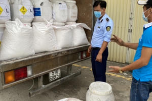 Dùng xe luồng xanh chở 8.125kg hóa chất xử lý nước không có nhãn phụ tiếng Việt Nam