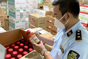 Hàng chục lít thuốc bảo vệ thực vật nhập lậu bị tạm giữ khi trên đường từ Campuchia vào Việt Nam