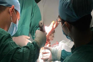 Trắng đêm phẫu thuật nối bàn tay đã đứt lìa cho thanh niên bị chém khi đưa người đi cấp cứu