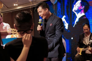 Quang Dũng xúc động khi con trai hát mừng sinh nhật bố