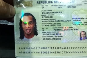 Ronaldinho bị bắt vì sử dụng hộ chiếu giả