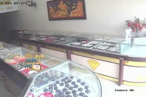 Video: Gã đàn ông mang súng nhựa đi cướp tiệm vàng bị gia chủ khống chế, tóm gọn