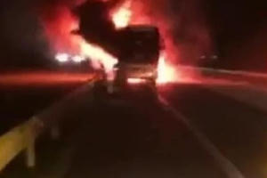 Xe khách Hà Sơn - Hải Vân bốc cháy dữ dội trên cao tốc Nội Bài – Lào Cai trong đêm