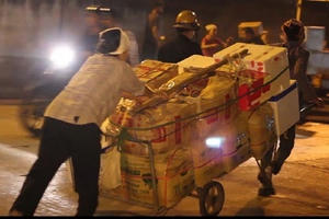 Nhọc nhằn đời phụ nữ "cắm mặt xuống đất"