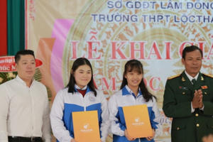 Lâm Đồng: Học sinh hào hứng nhận học bổng trong ngày khai trường