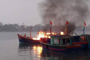 Quảng Bình: Tàu cá bốc cháy dữ dội nghi do tàn hương cúng Rằm tháng Giêng
