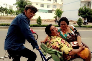 Tết xem danh hài Hoài Linh “oằn lưng đạp xích lô”