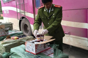 Lạng Sơn: Tài xế bị bắt trên đường vận chuyển 1.440 quả pháo điện