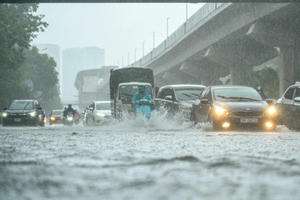 Miền Bắc hứng đợt mưa lớn, chấm dứt đợt nắng nóng kéo dài