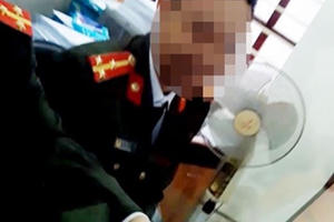 Ngã giá tại phòng quản lý xuất nhập cảnh