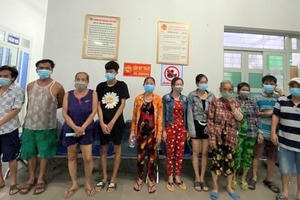 Bình Dương: Nhận tiền hỗ trợ xong tụ tập đánh bài, bị phạt hơn 180 triệu đồng