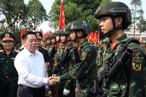 Trưởng ban Tuyên giáo và Dân vận Trung ương thăm lực lượng diễu binh tại Đồng Nai