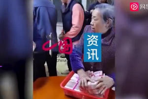 Clip: Cụ bà "chơi lớn" mang 2,8 tỷ ra lì xì cho các cháu