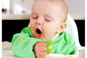 Làm gì khi trẻ nhỏ bị sặc thức ăn?