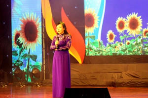 Bộ trưởng Y tế “ứng phó” bài hát giàu cảm xúc khi bất ngờ được mời hát trên sóng phát thanh Bộ trưởng Y tế “ứng phó” bài hát giàu cảm xúc khi bất ngờ được mời hát trên sóng phát thanh