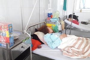 Cách chức bí thư xã đánh vợ, đưa cấp dưới vào khách sạn