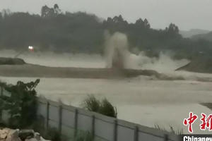 Trung Quốc cho nổ đập để xả lũ