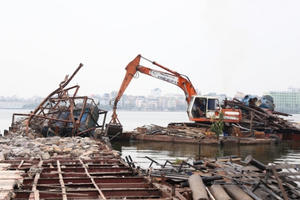 Rác thải, sình lầy ở Hồ Tây sau di dời nhà nổi