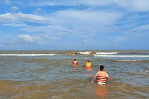 Ra biển mò ngao, người đàn ông bị sóng cuốn mất tích