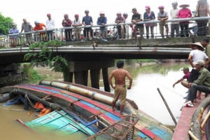 Nam Định:  Tàu cá trôi khỏi bến neo đậu, lật úp trên sông Cồn Nhất