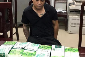 “Người vận chuyển” lao thẳng ô tô vào cảnh sát cùng với lô “hàng trắng”