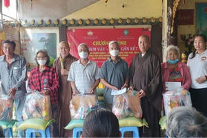 Chùa Minh Giác, Thiên Nguyên và chùa Huỳnh Mai tặng quà Tết đến người dân