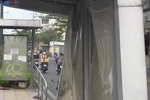 TP HCM: Nhà chờ xe buýt trên đại lộ nghìn tỷ xuống cấp và đầy rác TP HCM: Nhà chờ xe buýt trên đại lộ nghìn tỷ xuống cấp và đầy rác