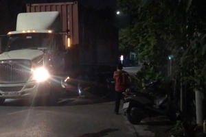 Bình Dương: Va chạm với container, cô gái tử vong tại chỗ