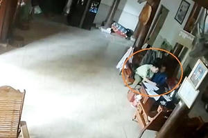 Tạm giữ 2 cán bộ QLTT bị tố “làm luật” với thầy lang Tạm giữ 2 cán bộ QLTT bị tố “làm luật” với thầy lang