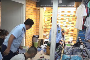 Phát hiện số lượng lớn hàng giả tại trung tâm thương mại Sài Gòn Square